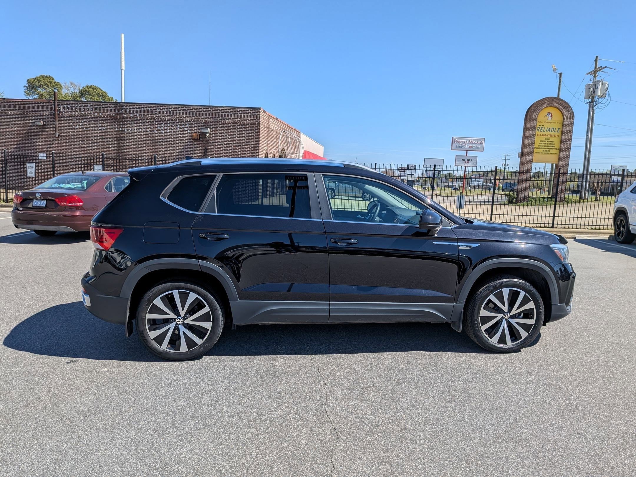 Used 2023 Volkswagen Taos SE FWD image 2
