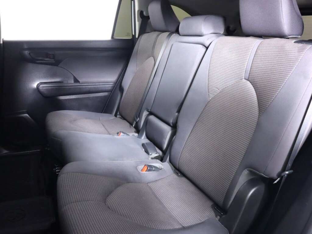 Used 2021 Toyota Highlander LE image 33