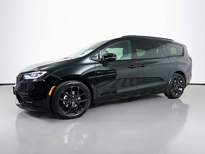Used 2025 Chrysler Pacifica Limited image 3