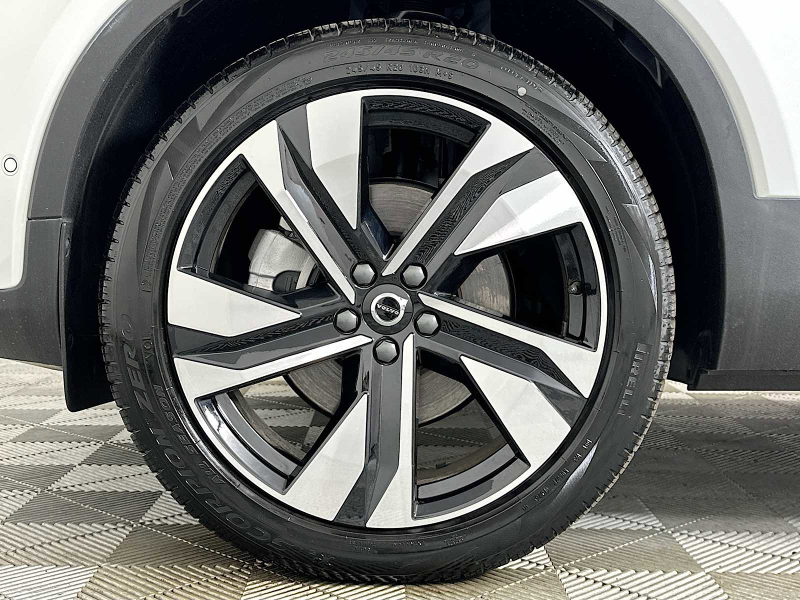 Used 2025 Volvo XC40 B5 Plus w/ Climate Package image 30