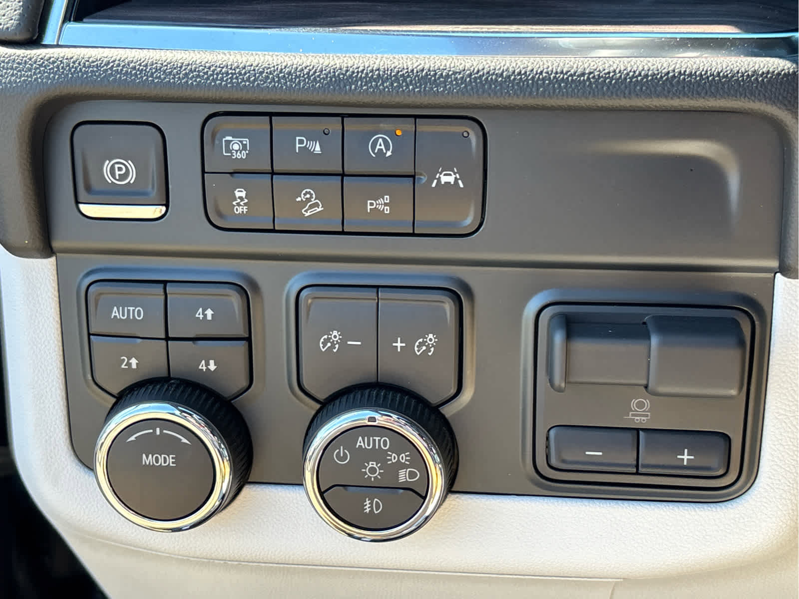 Certified 2025 Chevrolet Suburban Premier image 25