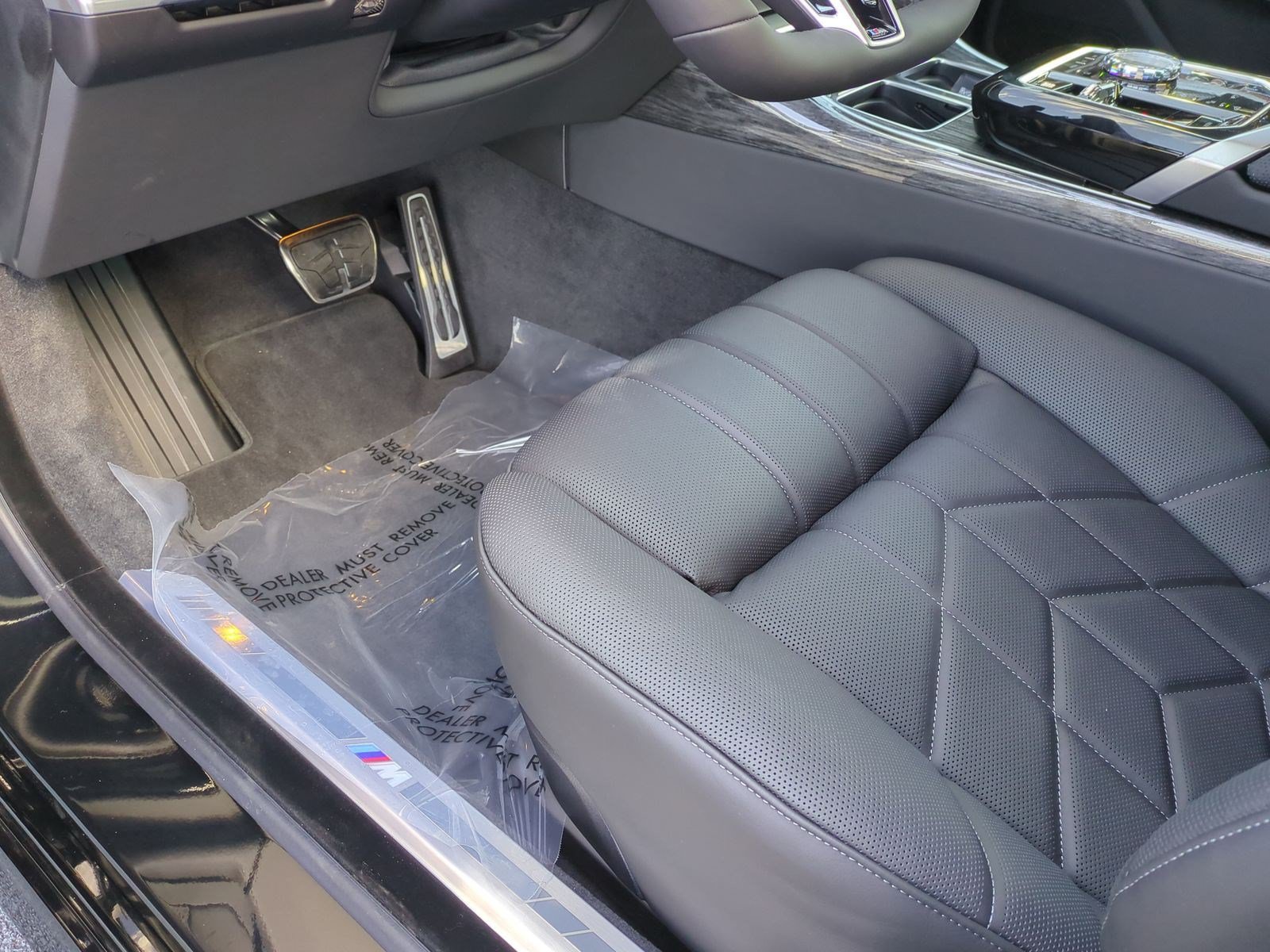 New 2026 BMW 750e xDrive w/ Premium Package AWD/4WD image 17