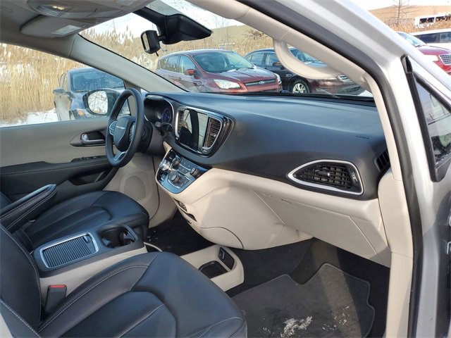 Used 2024 Chrysler Pacifica Touring-L image 27