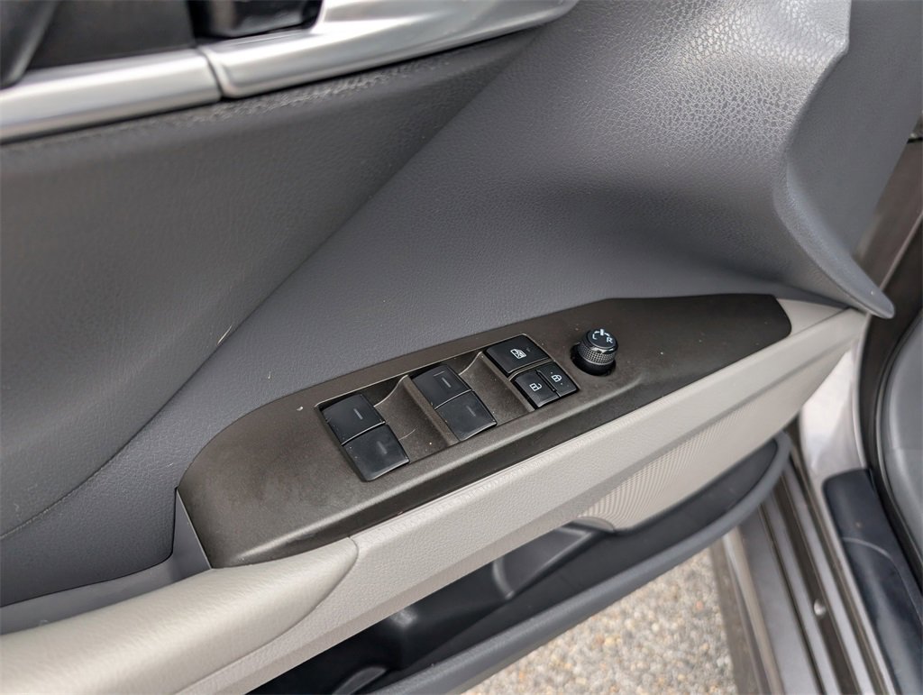 Used 2023 Toyota Camry SE w/ Convenience Package image 9