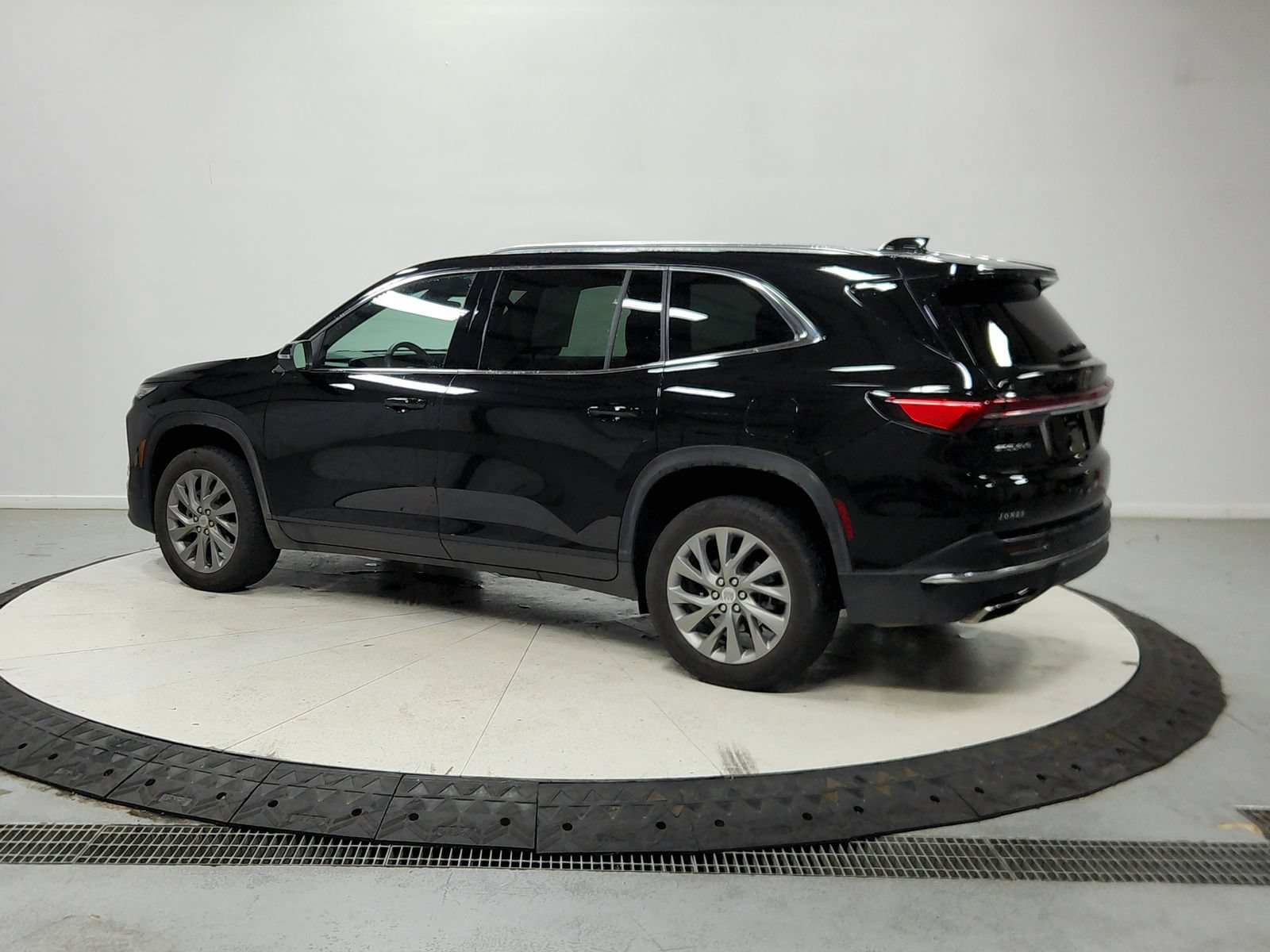 Used 2025 Buick Enclave Preferred w/ Power Package FWD image 6