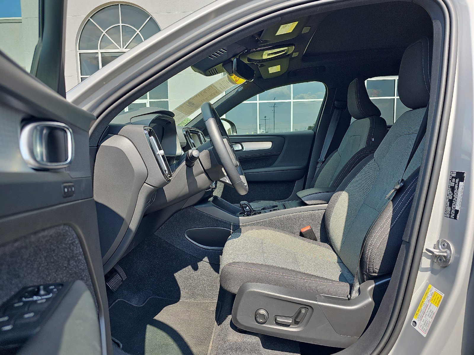 Used 2024 Volvo XC40 B5 Core image 11