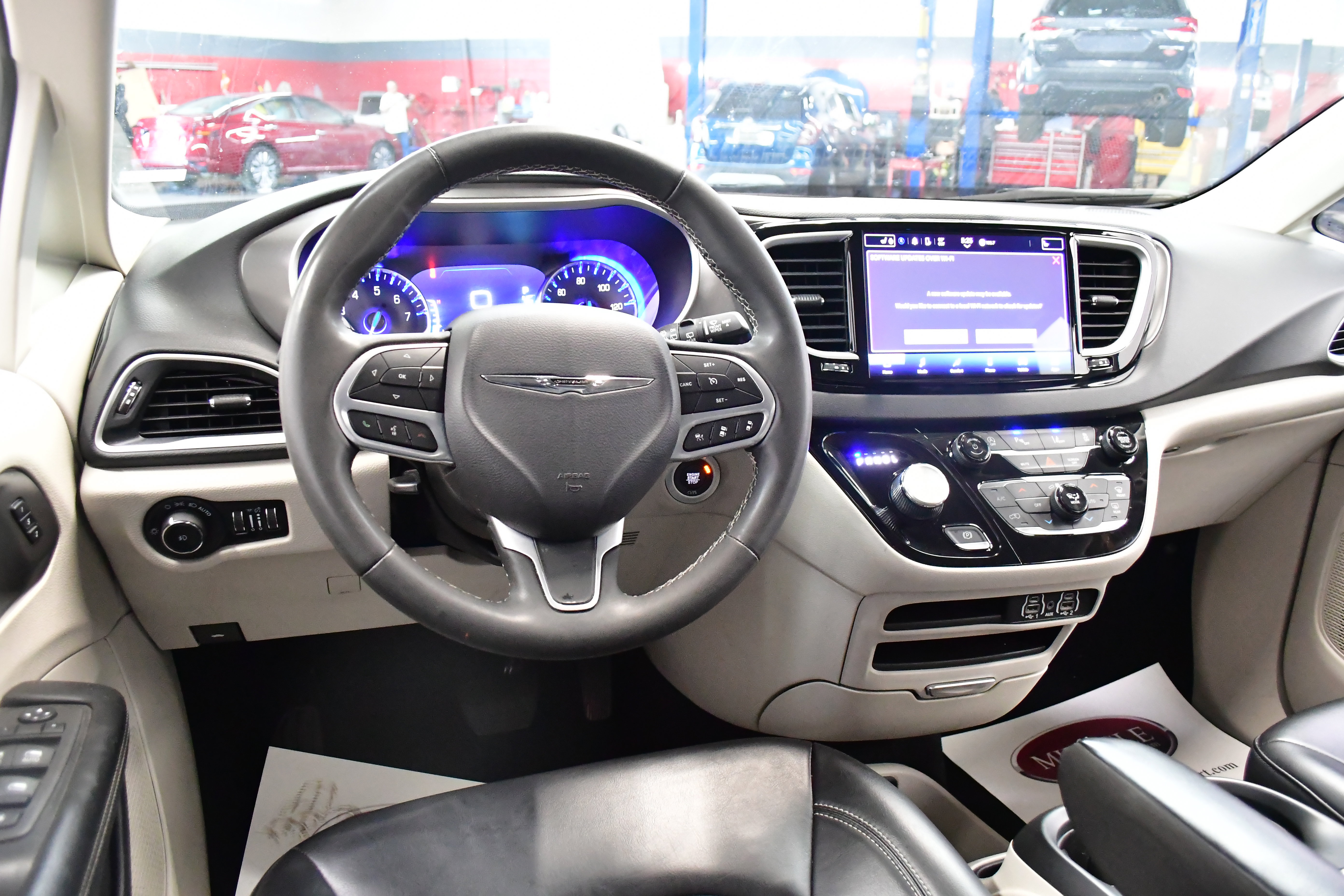 Used 2023 Chrysler Pacifica Touring-L FWD image 8