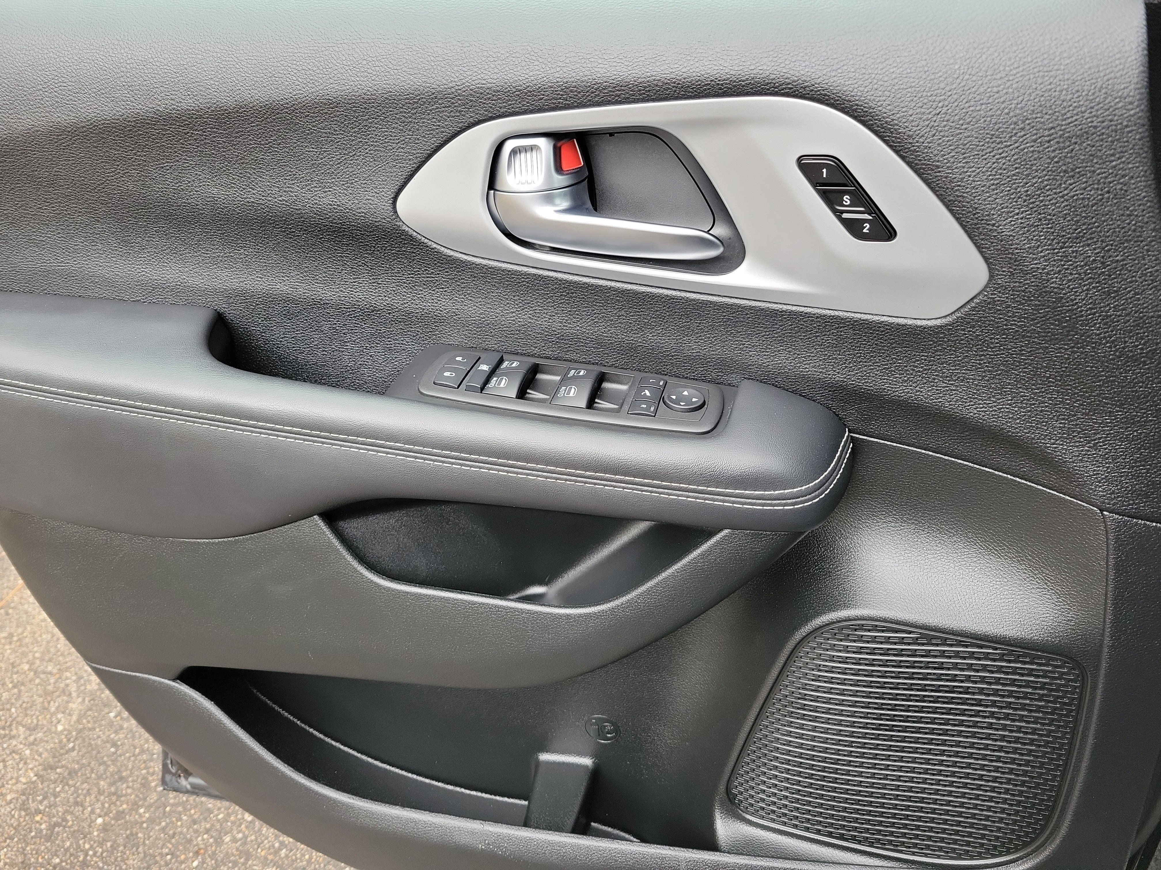 Used 2025 Chrysler Pacifica Limited image 20