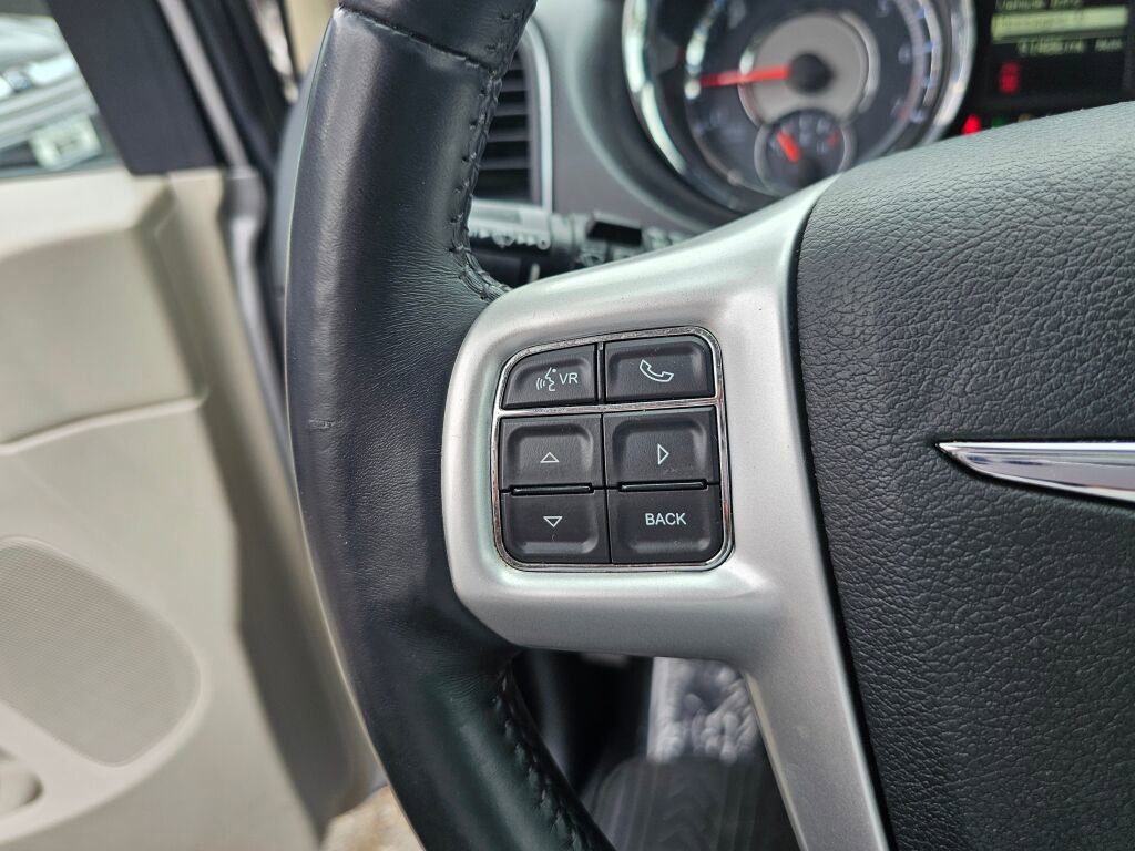 Used 2016 Chrysler Town & Country Touring image 33