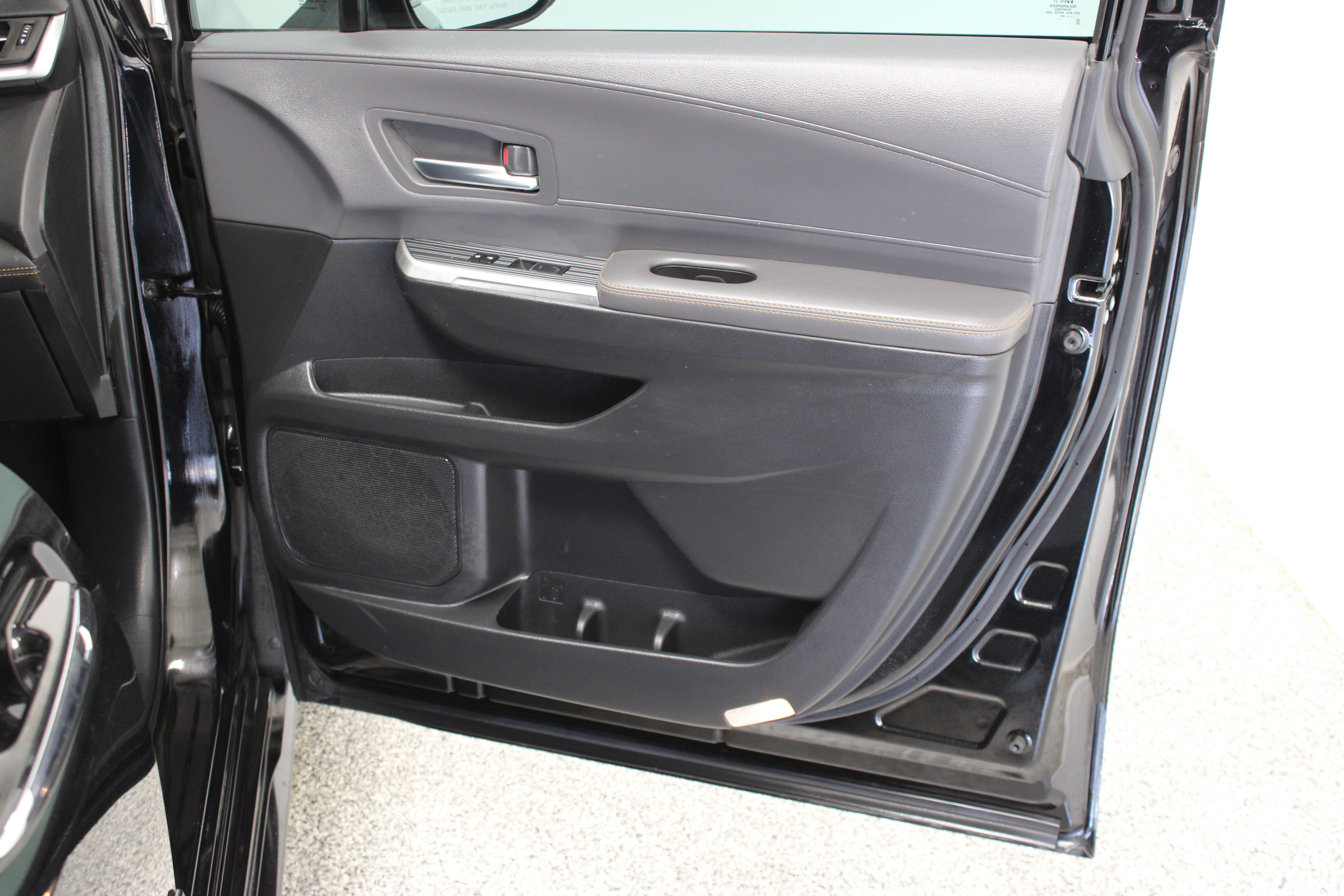 Certified 2024 Toyota Sienna XLE Woodland Edition AWD/4WD image 38