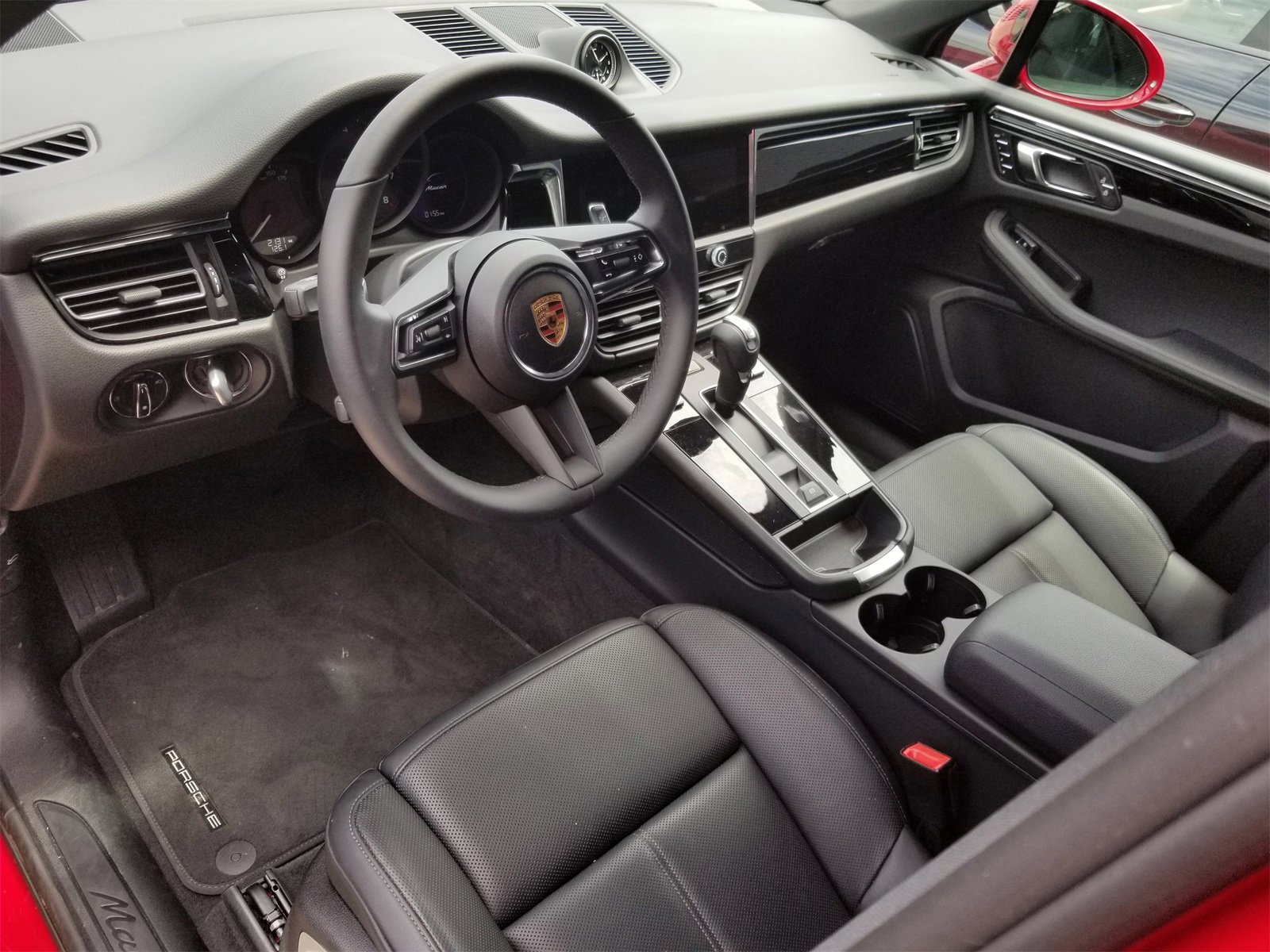 Certified 2025 Porsche Macan image 4