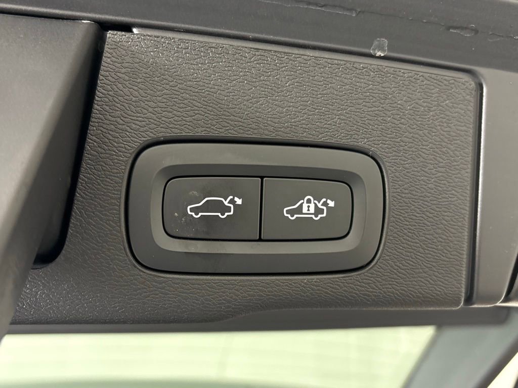 Used 2023 Volvo XC60 B5 Ultimate w/ Protection Package image 36