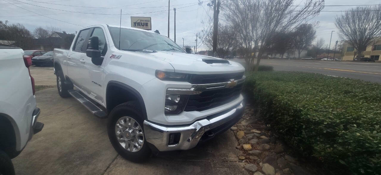 Used 2024 Chevrolet Silverado 2500 LT image 2