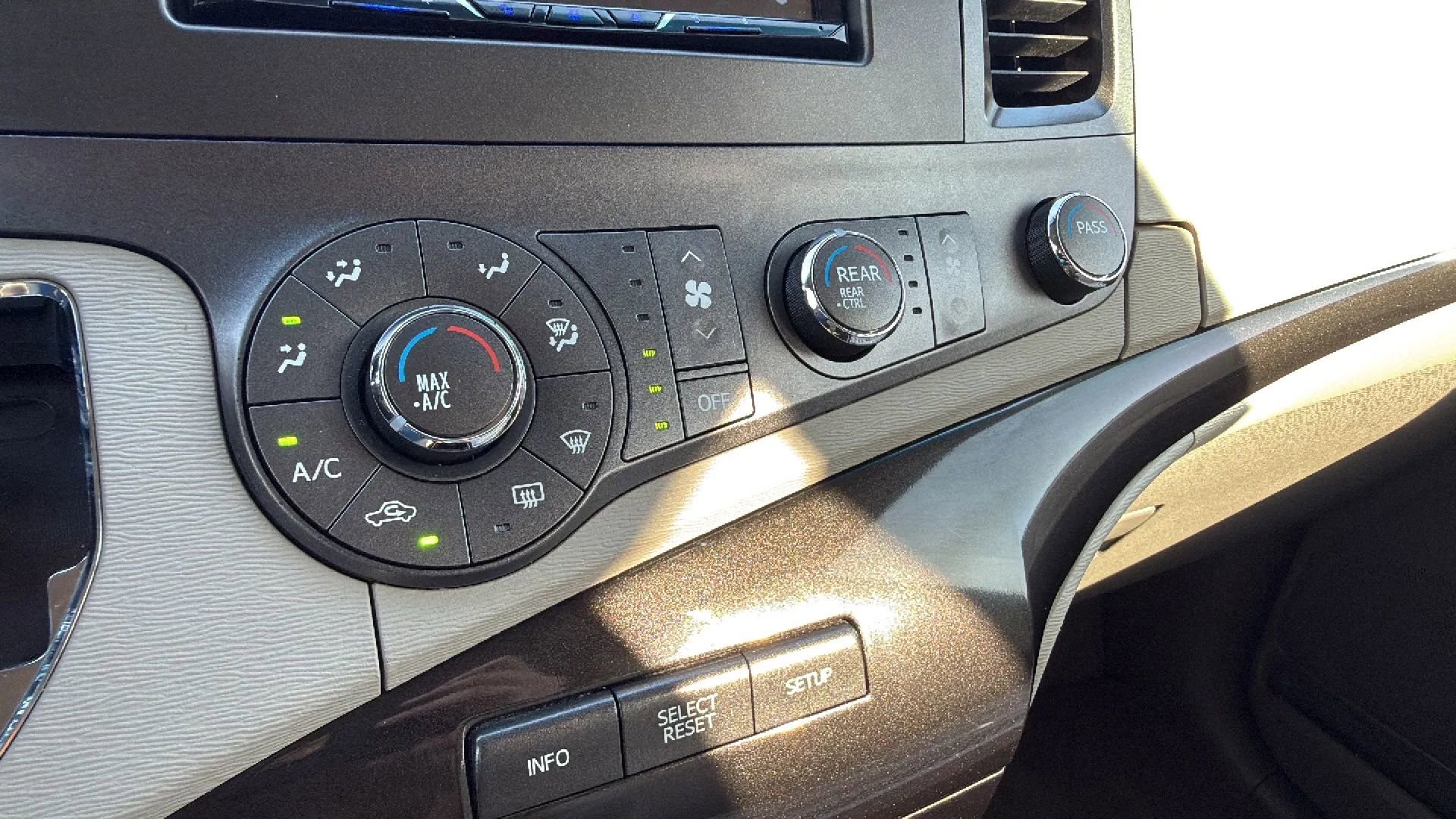 Used 2012 Toyota Sienna LE image 26