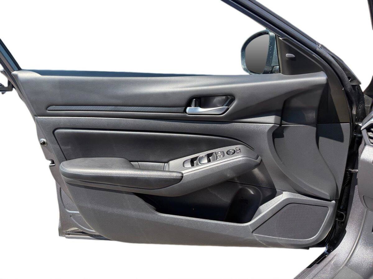 Used 2024 Nissan Altima 2.5 SV w/ SV Premium Package FWD image 17