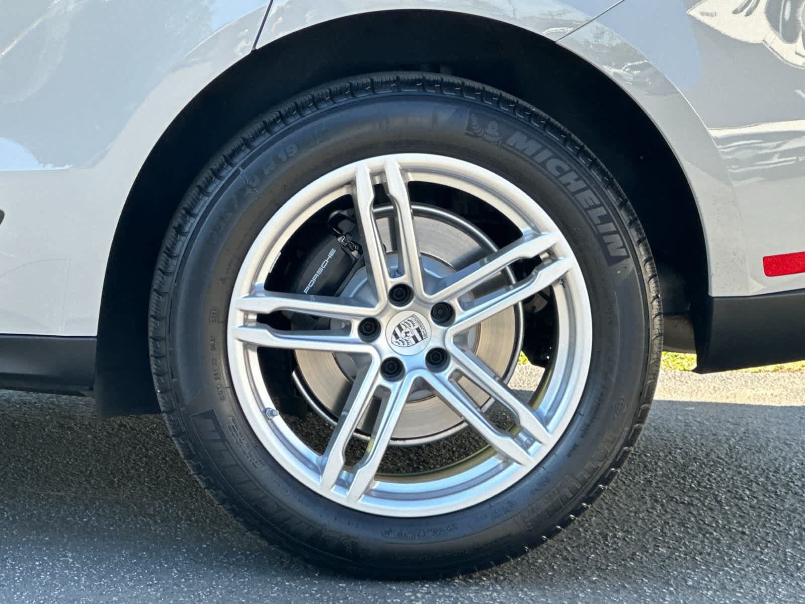 Certified 2025 Porsche Macan AWD/4WD image 30