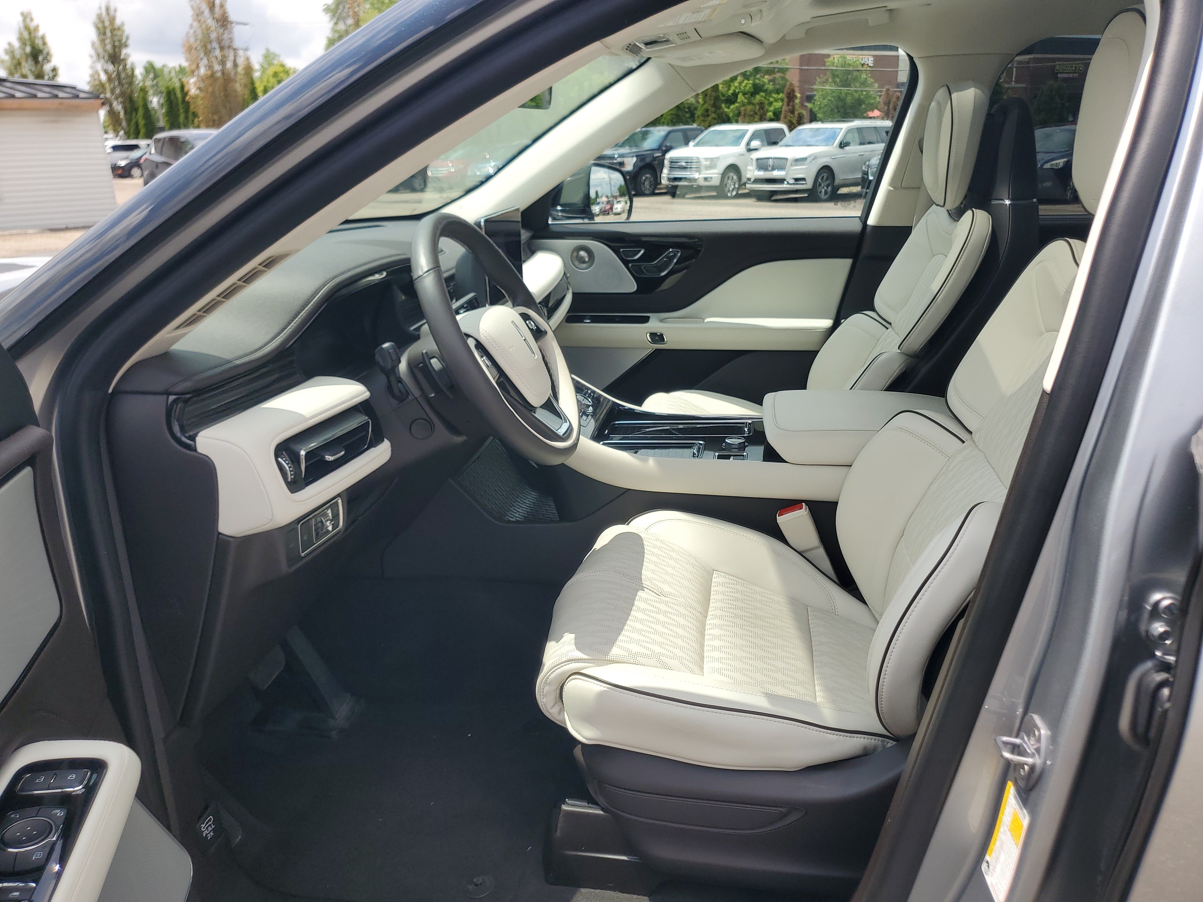Certified 2024 Lincoln Aviator Black Label w/ Class IV Trailer Tow Package AWD/4WD image 12