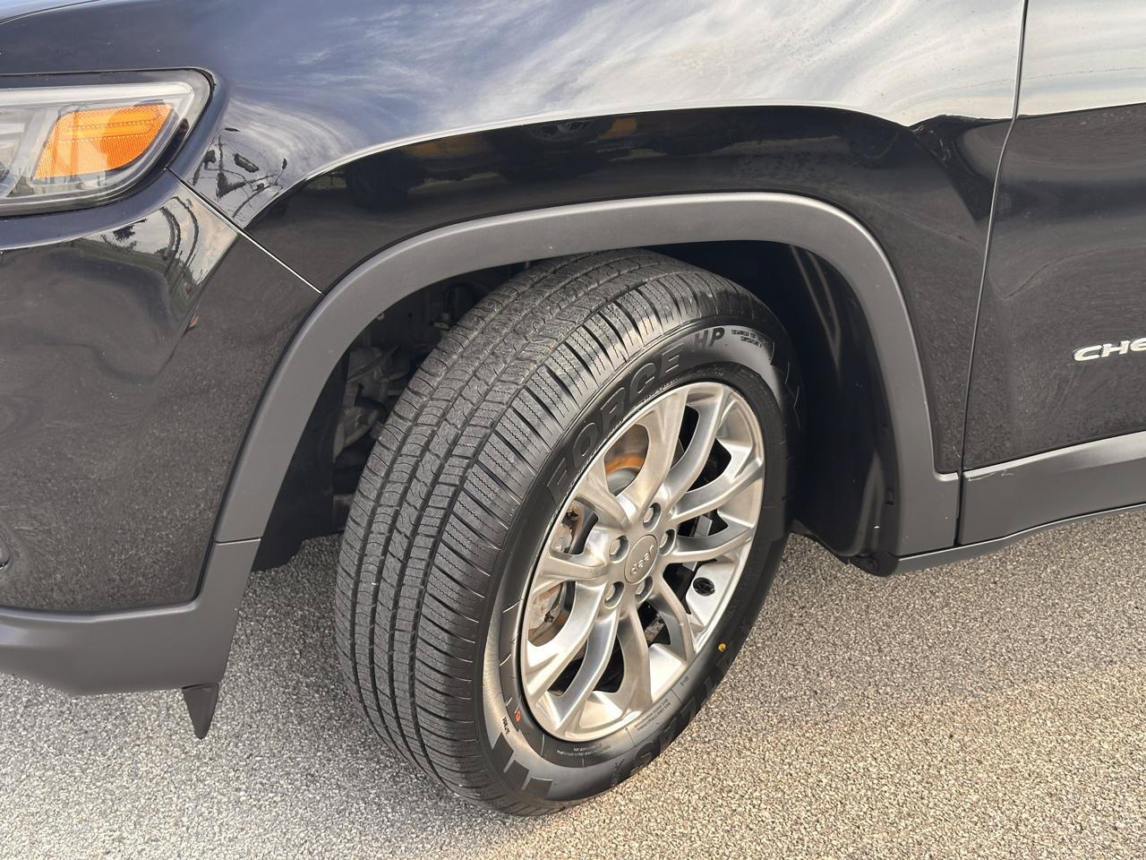 Used 2019 Jeep Cherokee Latitude Plus w/ Comfort/Convenience Group FWD image 9