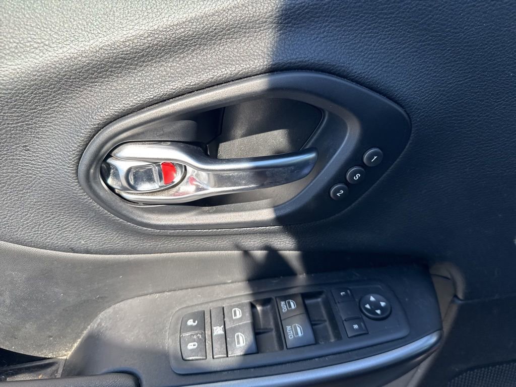 Used 2019 Jeep Cherokee Limited image 12