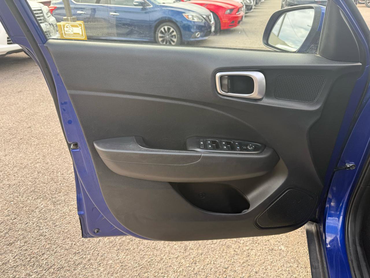 Used 2021 Hyundai Venue SE FWD image 10