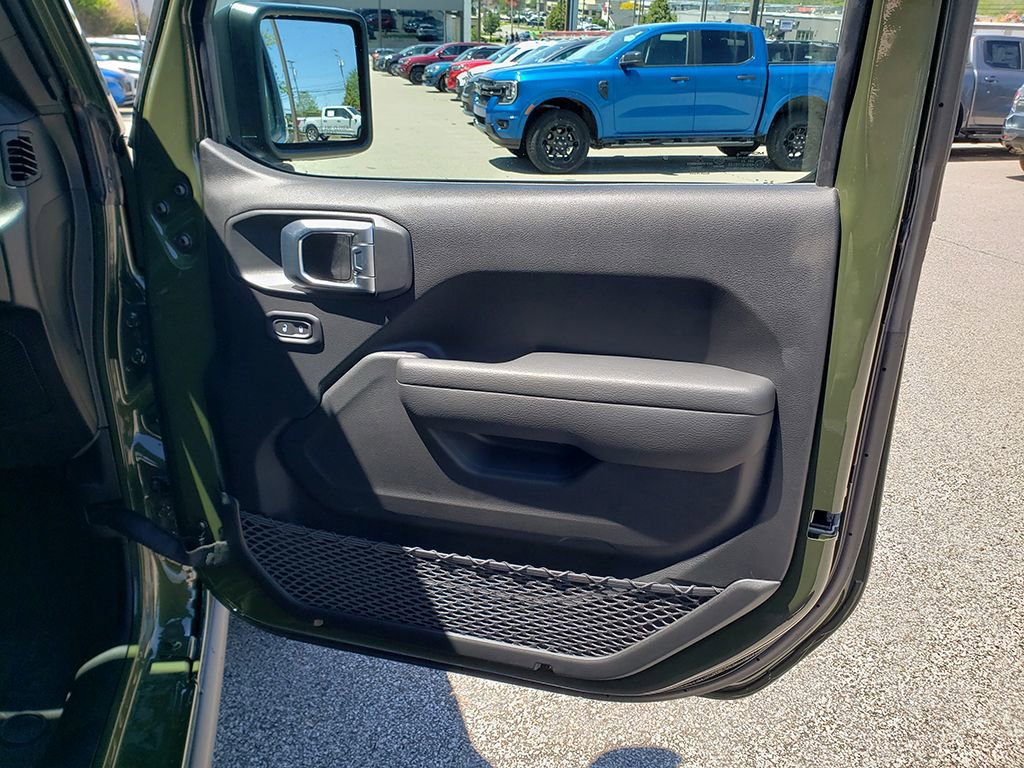 Used 2023 Jeep Gladiator Sport AWD/4WD image 20