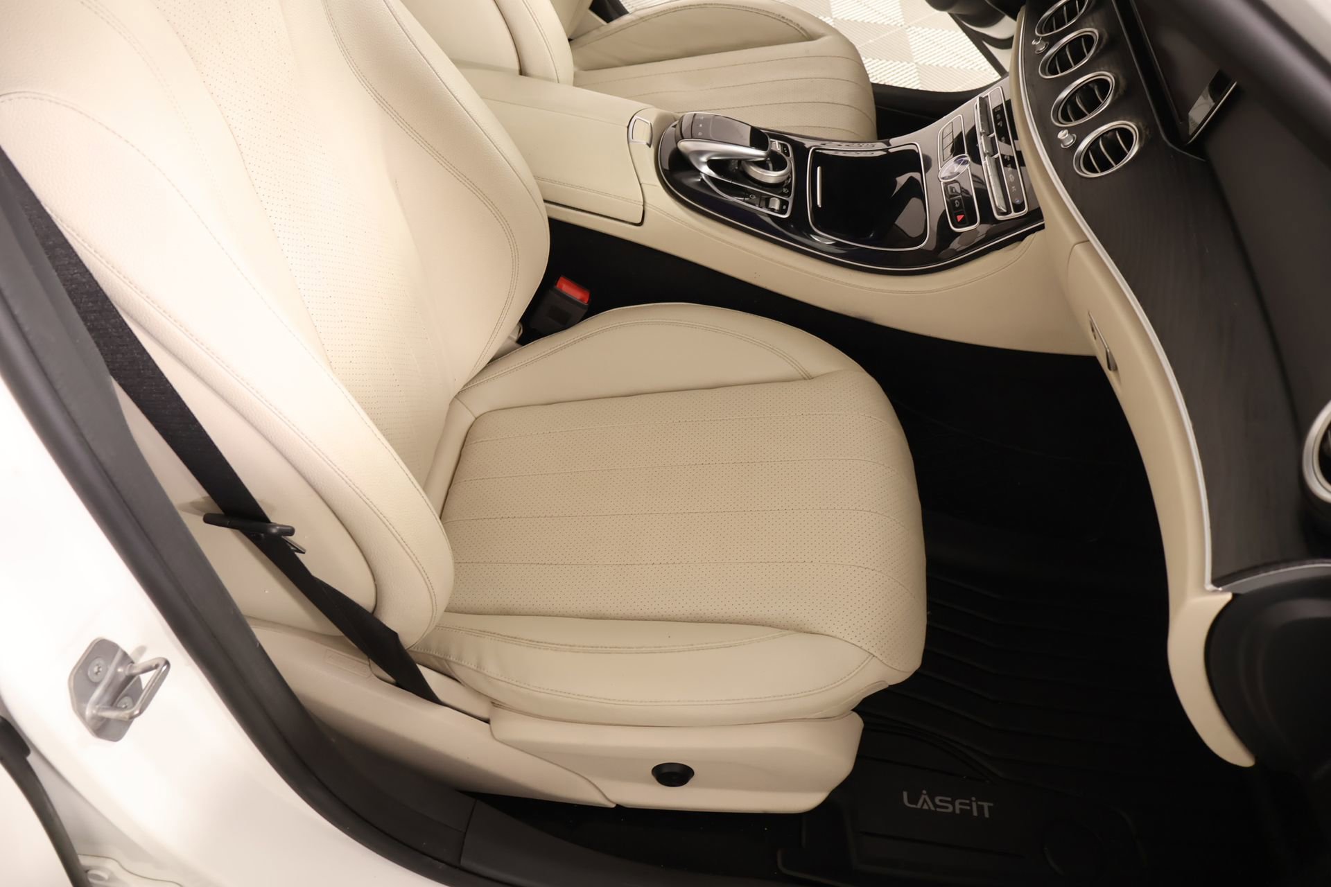 Used 2017 Mercedes-Benz E 300 4MATIC image 13