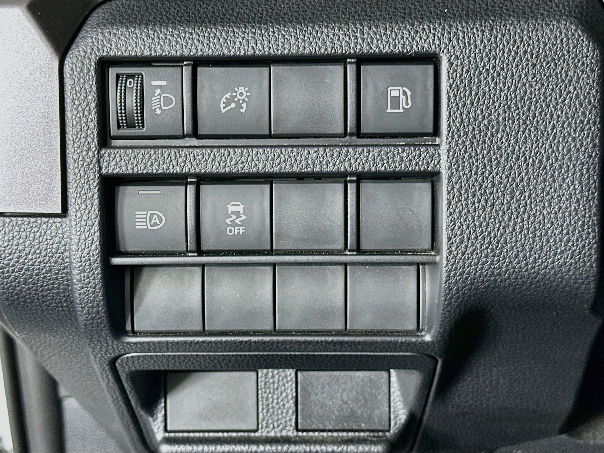 Used 2025 Toyota 4Runner SR5 AWD/4WD image 17
