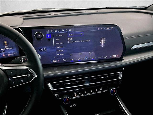 Used 2025 Chevrolet Traverse LT FWD image 8
