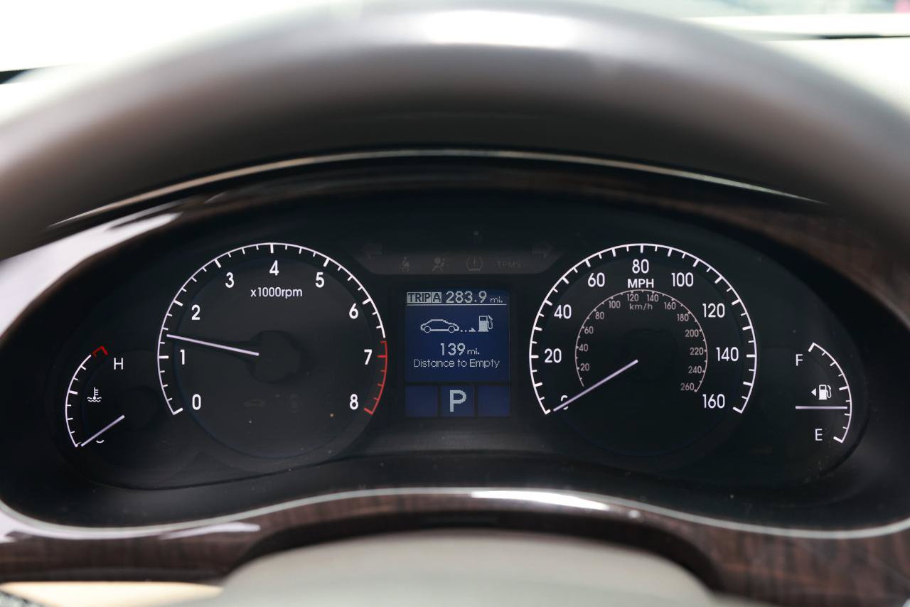 Used 2011 Hyundai Genesis 3.8 RWD image 28