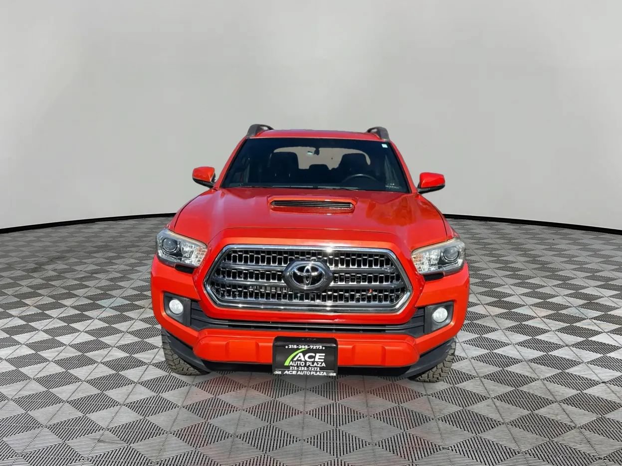 Used 2017 Toyota Tacoma TRD Sport w/ Tow Package (A/T) AWD/4WD image 3