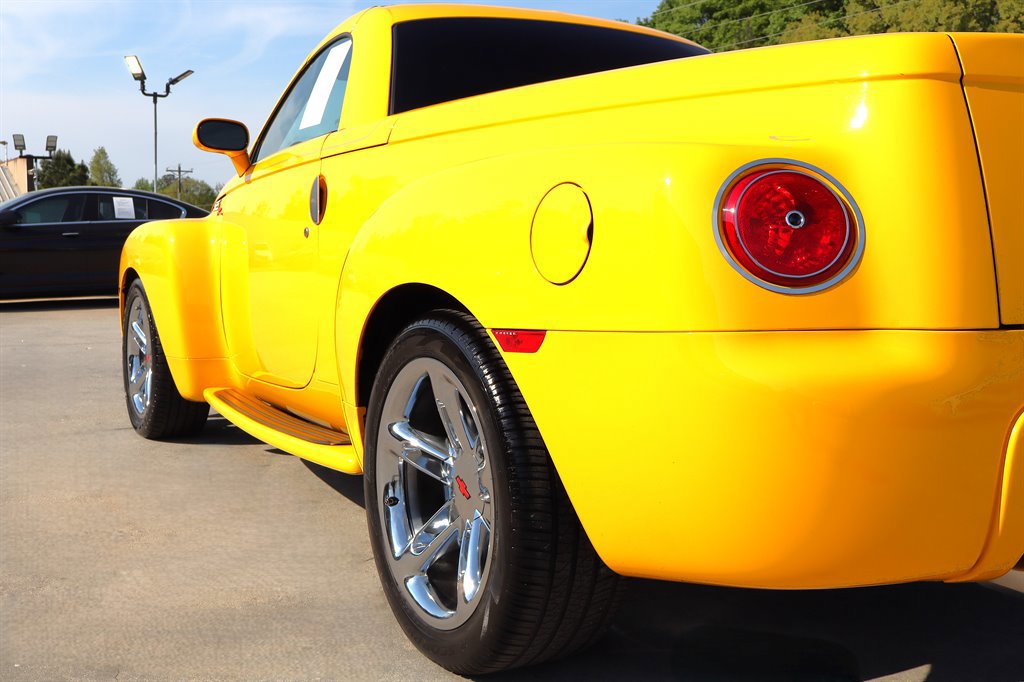 Used 2003 Chevrolet SSR w/ Preferred Equipment Group RWD image 21