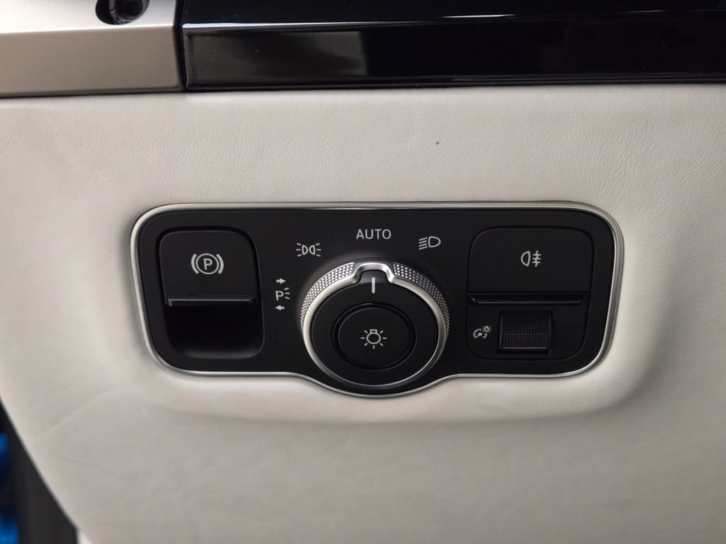 Used 2025 Aston Martin V8 Vantage Coupe image 39