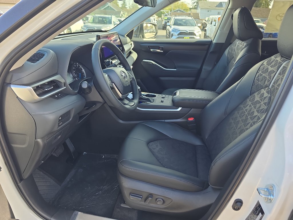 New 2025 Toyota Highlander XLE image 17