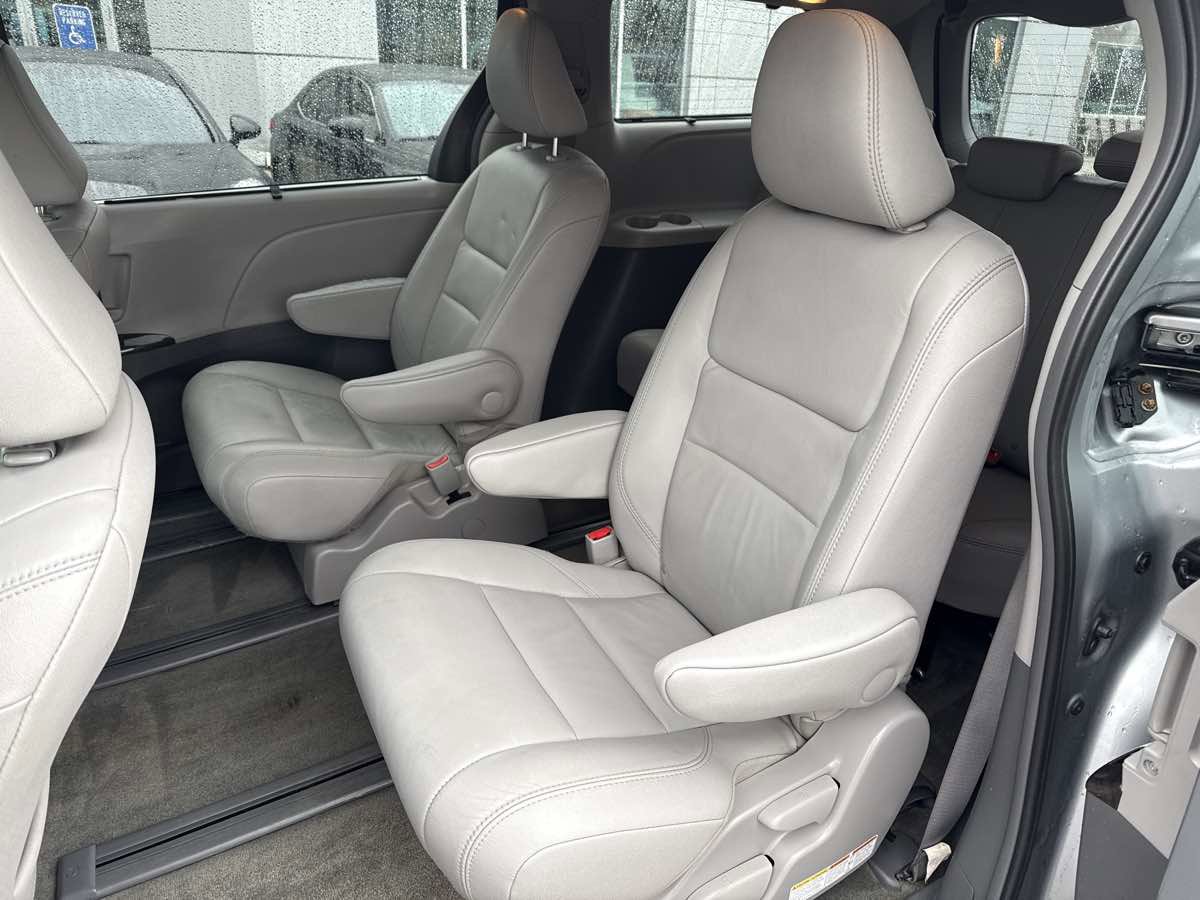 Used 2017 Toyota Sienna XLE Premium image 14