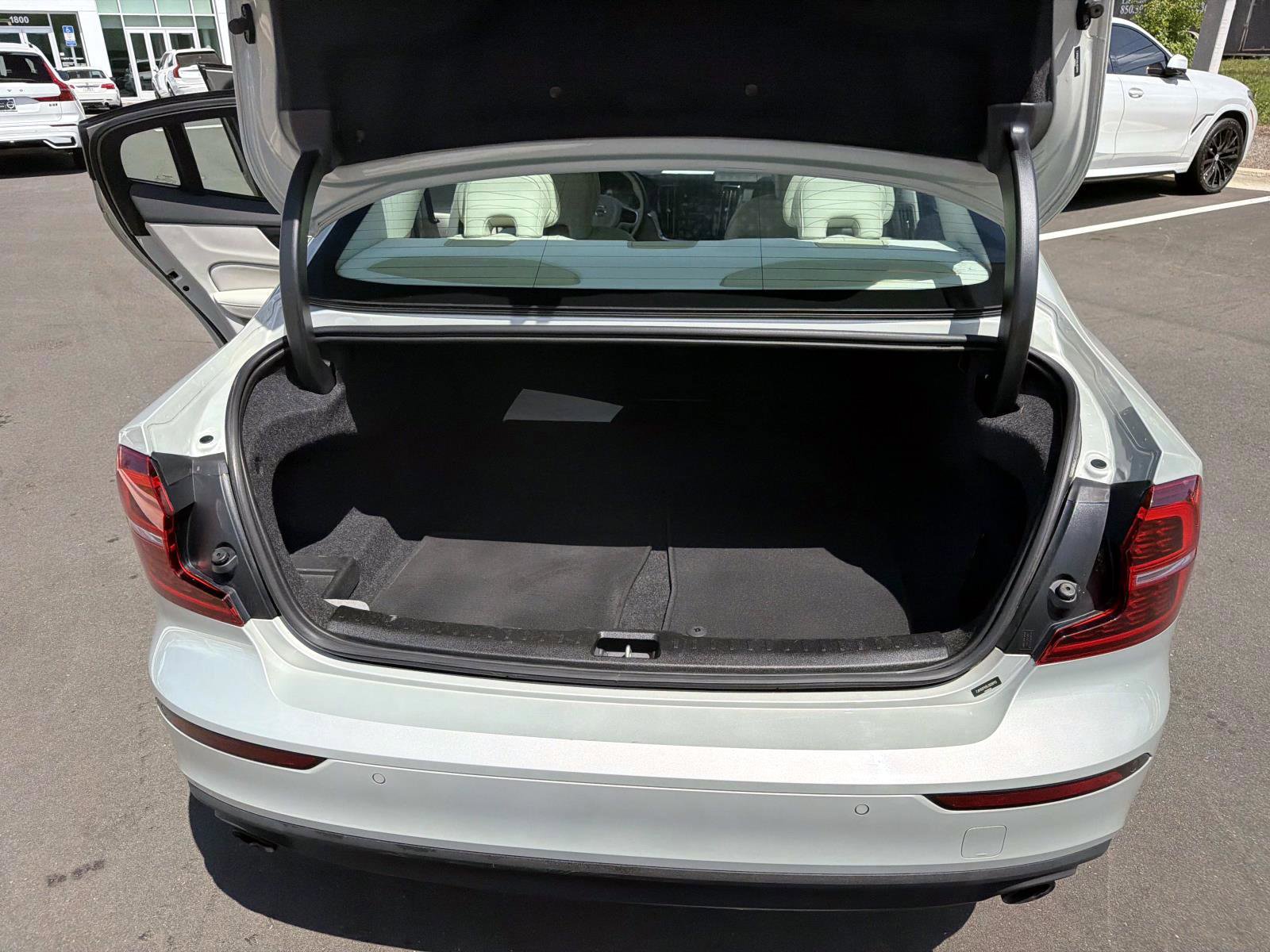 Used 2020 Volvo S60 T5 Momentum image 11