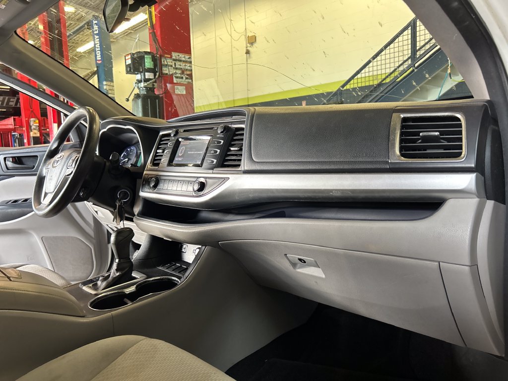 Used 2016 Toyota Highlander LE FWD image 12
