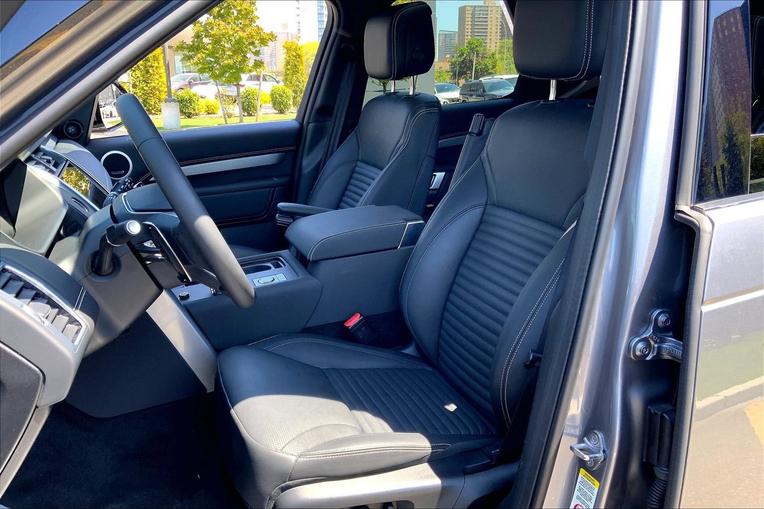 Certified 2025 Land Rover Discovery Dynamic SE AWD/4WD image 6