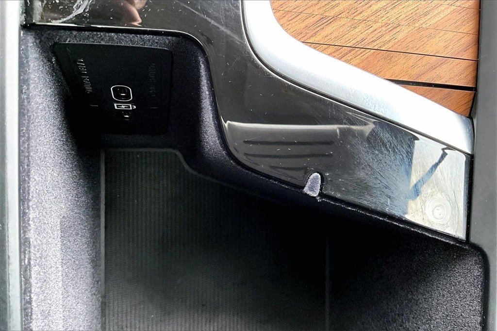 Used 2023 Volvo XC90 B6 Plus image 16