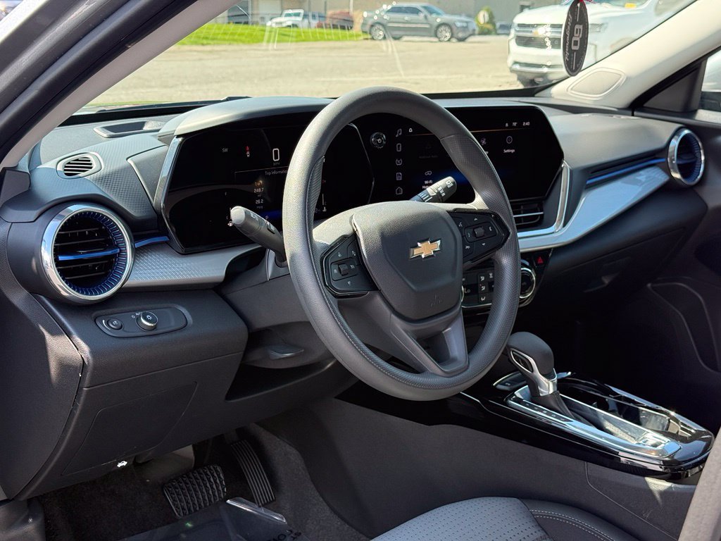 Used 2025 Chevrolet Trax LT FWD image 27