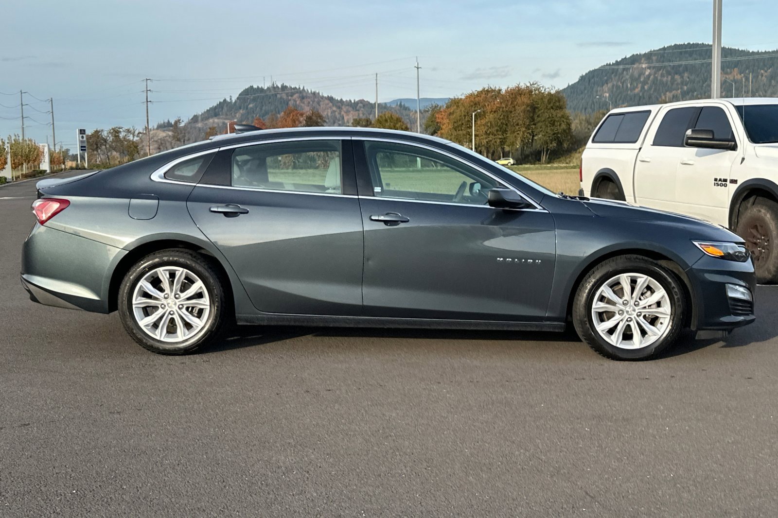 Used 2021 Chevrolet Malibu LT image 2