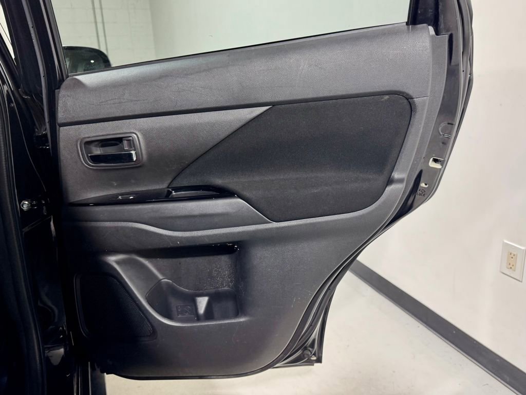 Used 2016 Mitsubishi Outlander SE image 29