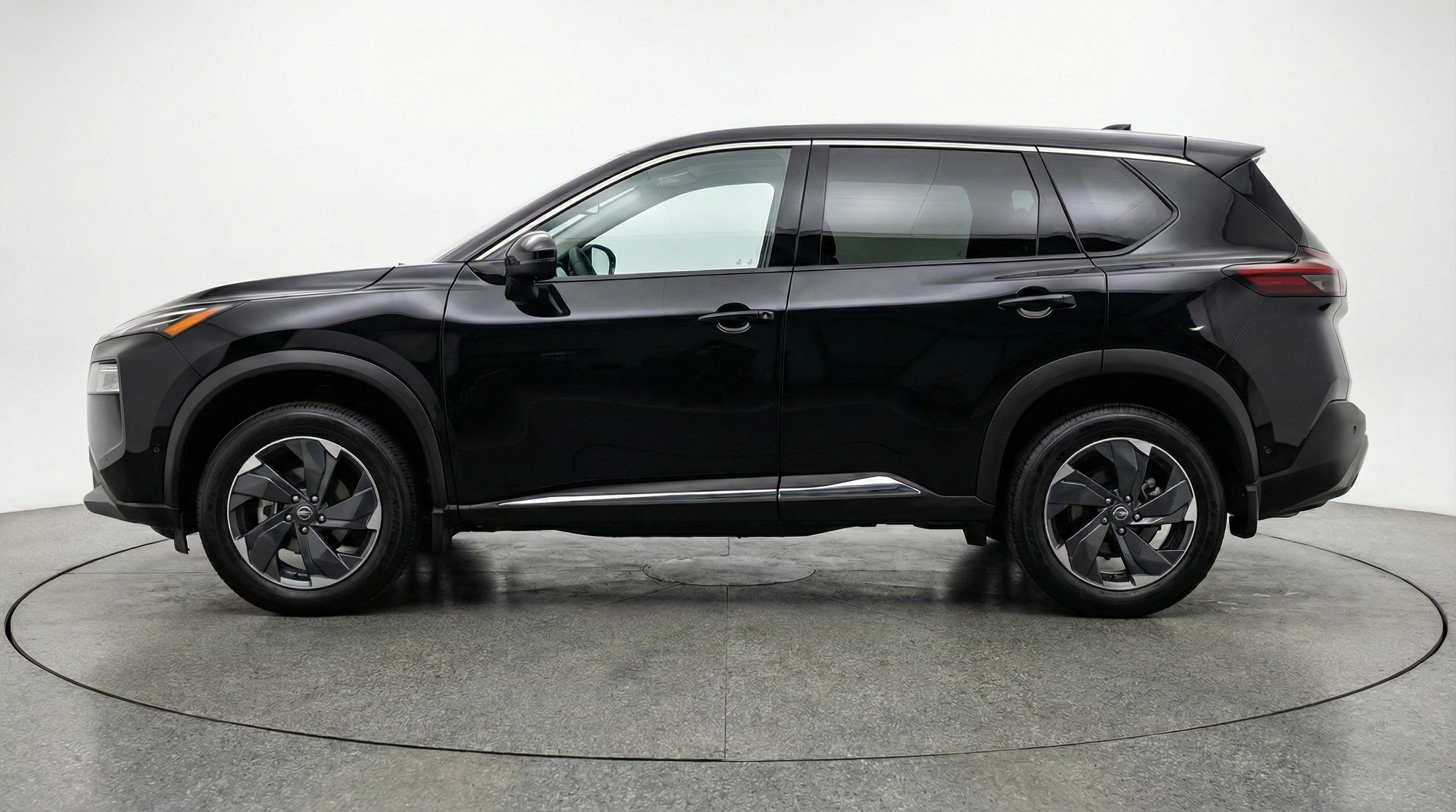 Used 2025 Nissan Rogue SV AWD/4WD image 5