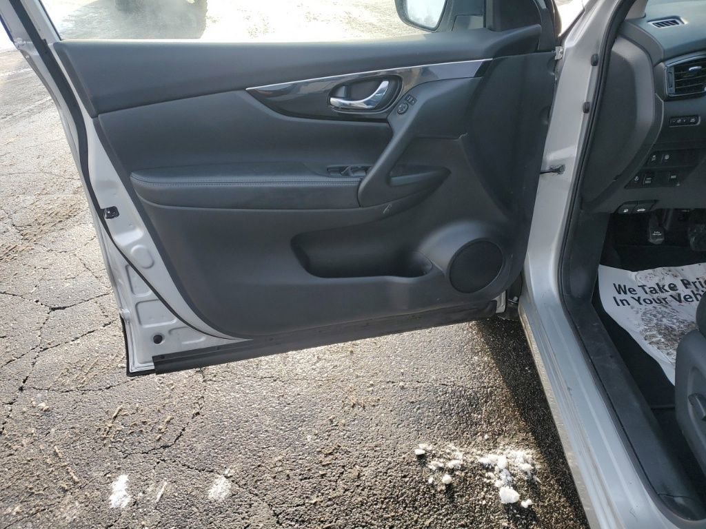 Used 2017 Nissan Rogue Sport SL w/ SL Premium Package image 13