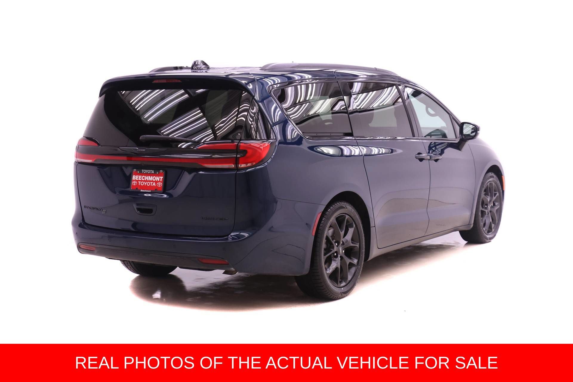 Used 2025 Chrysler Pacifica Limited FWD image 2