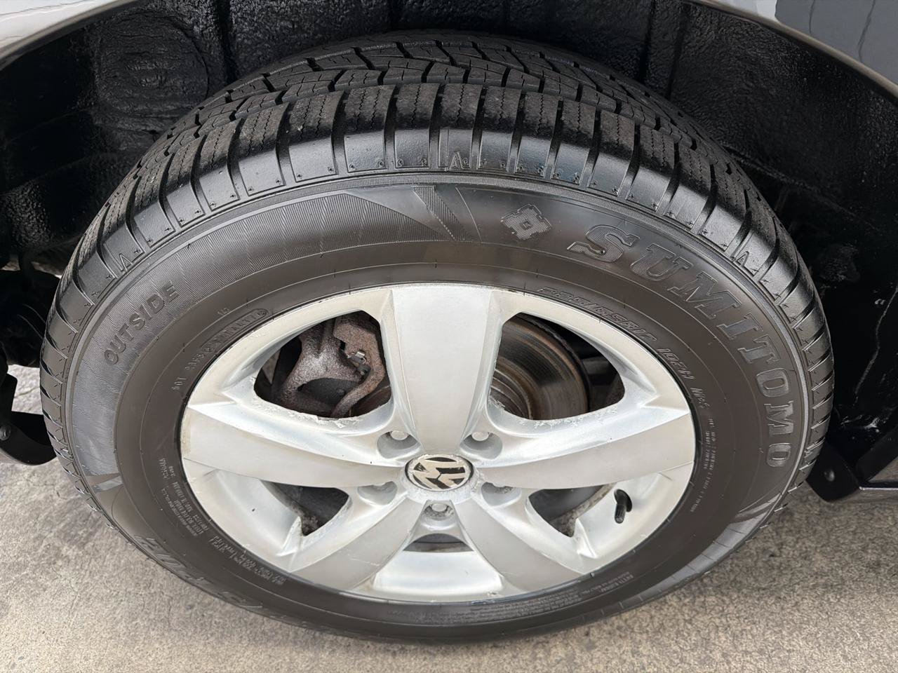 Used 2011 Volkswagen Routan SE FWD image 26