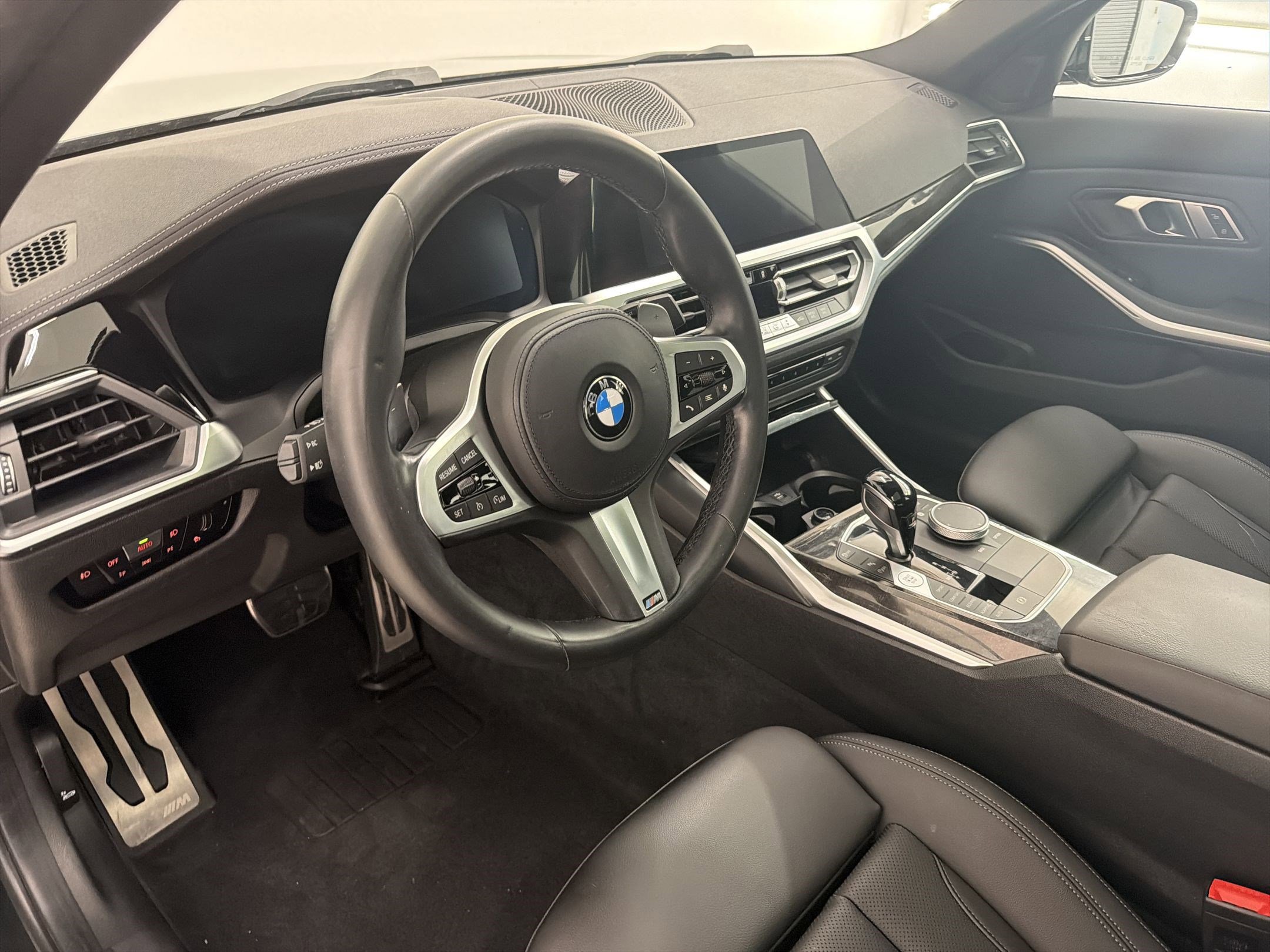 Used 2022 BMW 330i Sedan w/ M Sport Package RWD image 4