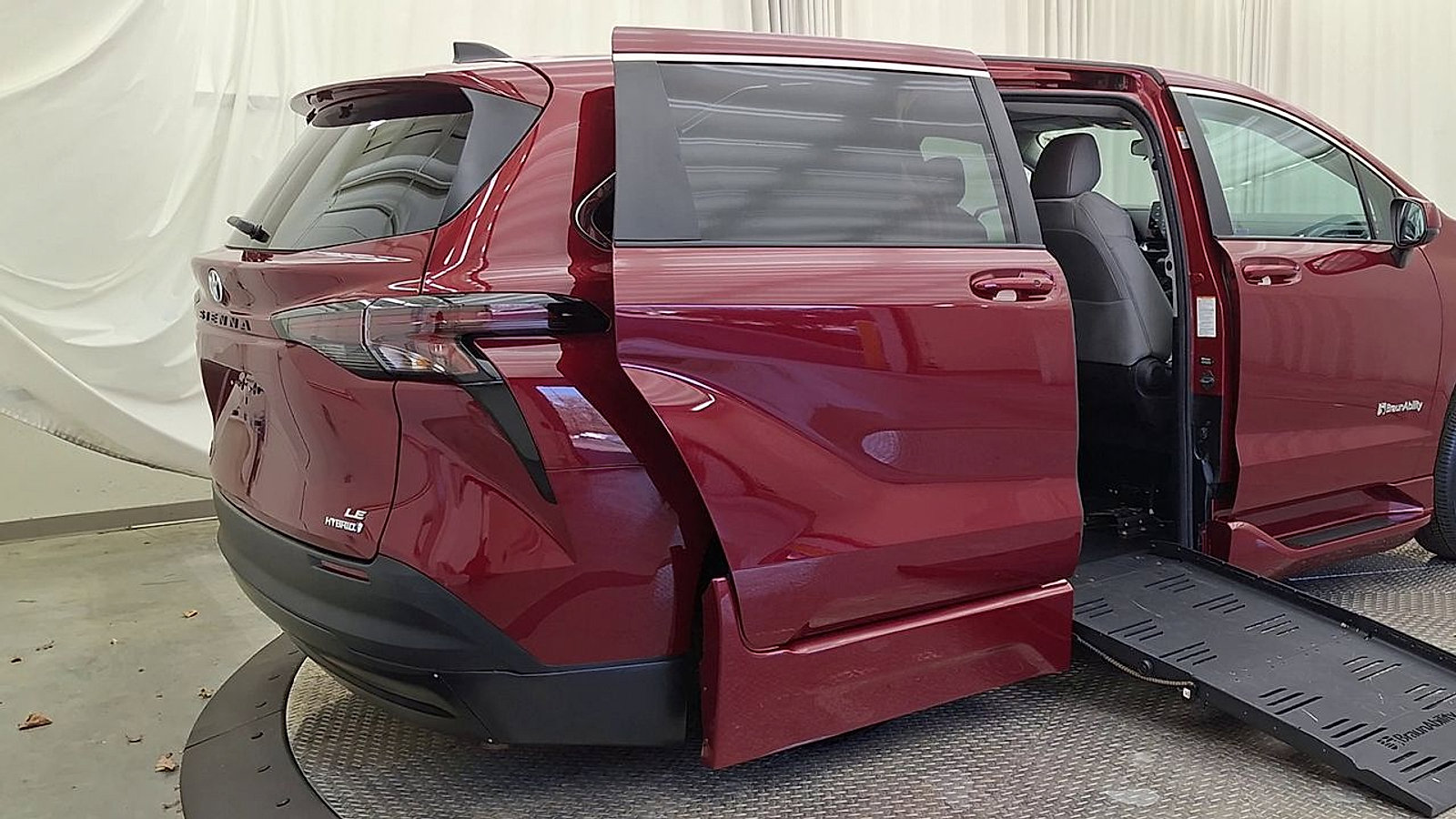 Used 2024 Toyota Sienna LE FWD image 3