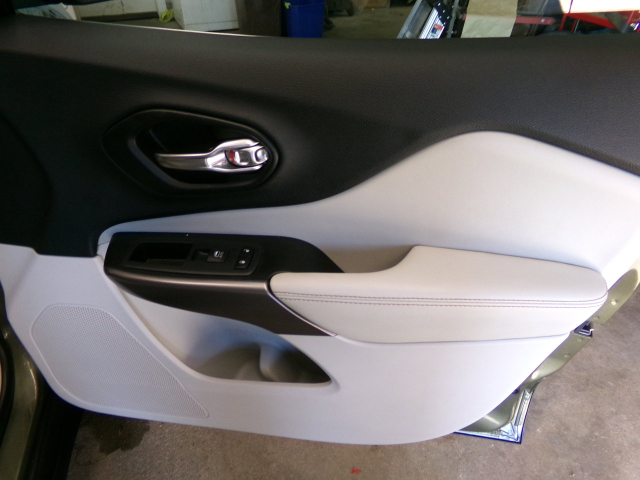 Used 2019 Jeep Cherokee Limited image 16