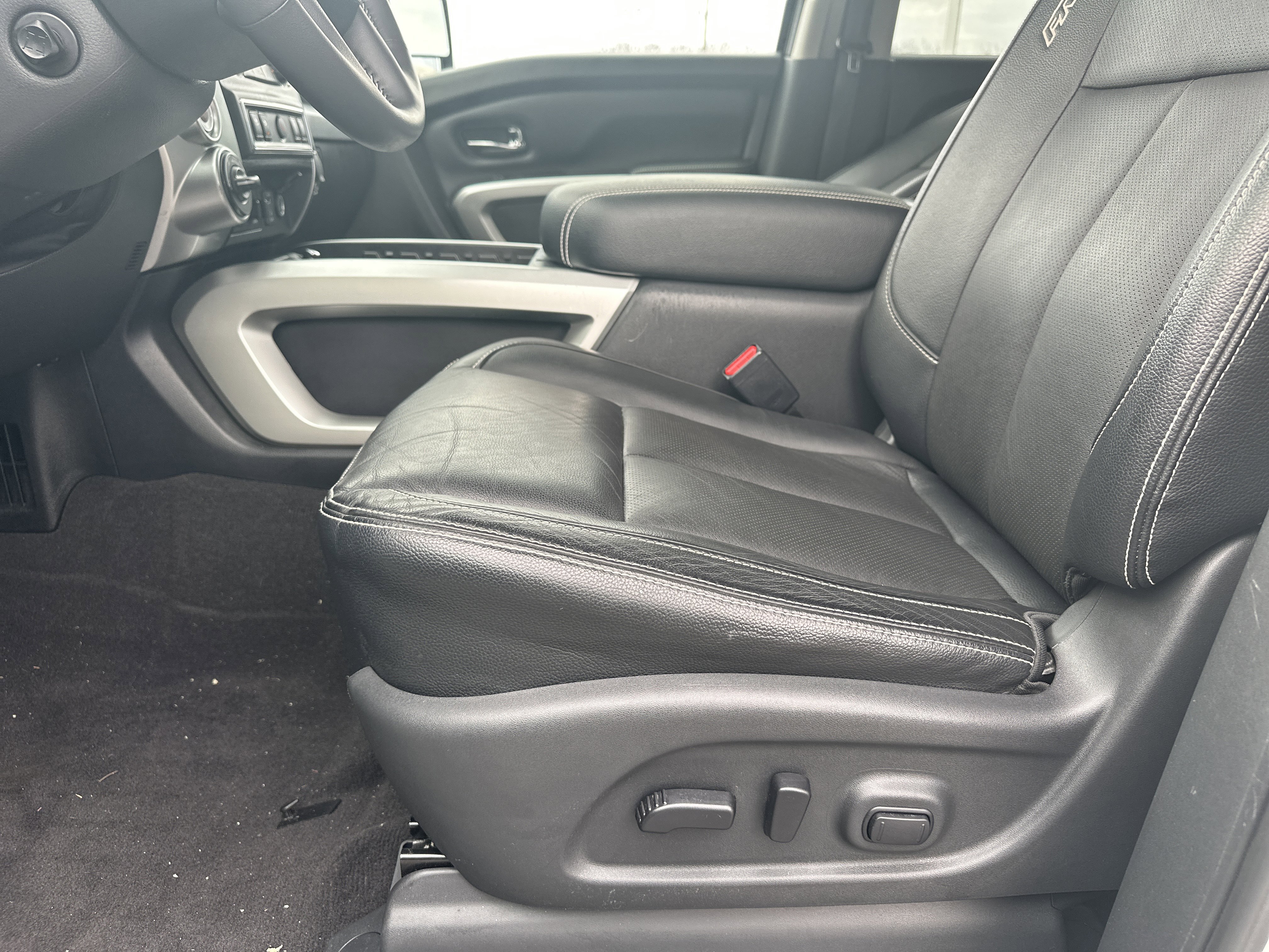 Used 2017 Nissan Titan PRO-4X w/ Pro-4x Convenience Package image 11
