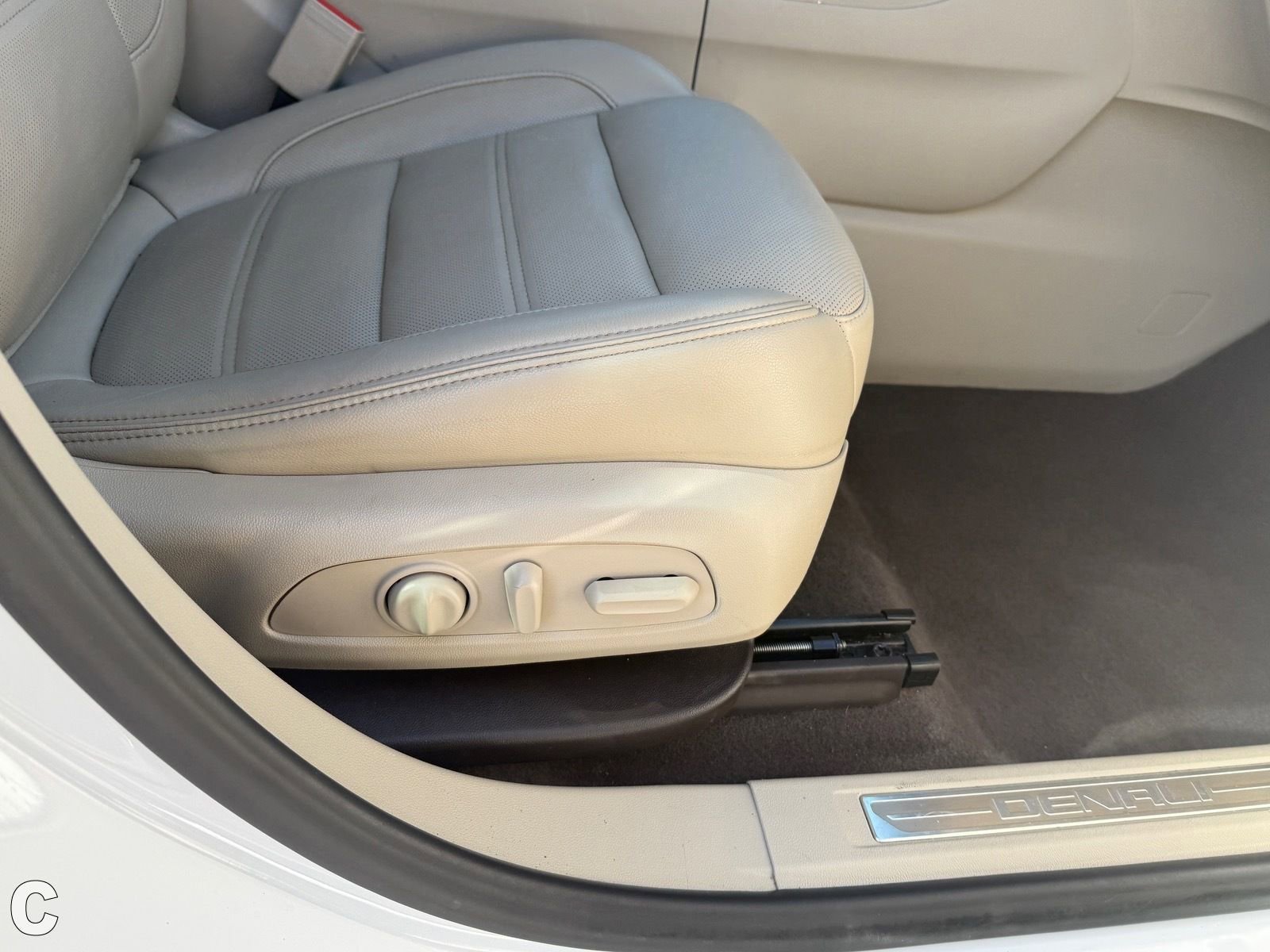 Used 2019 GMC Acadia Denali w/ Technology Package FWD image 11